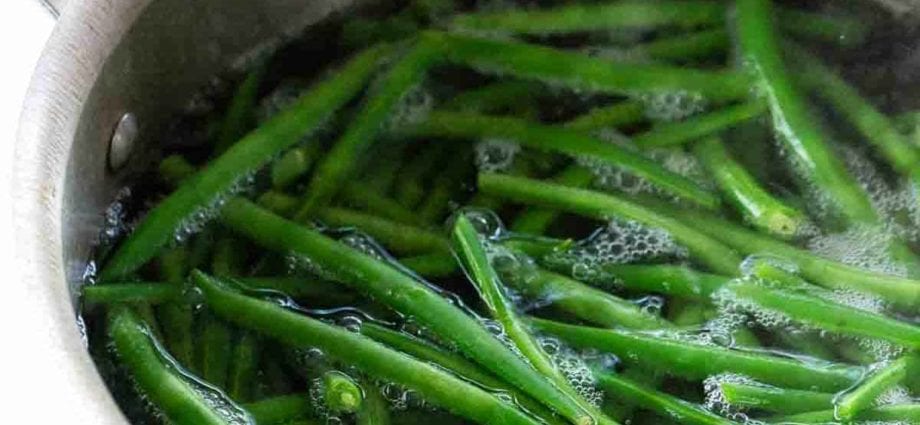 Green beans when boiled, with salt