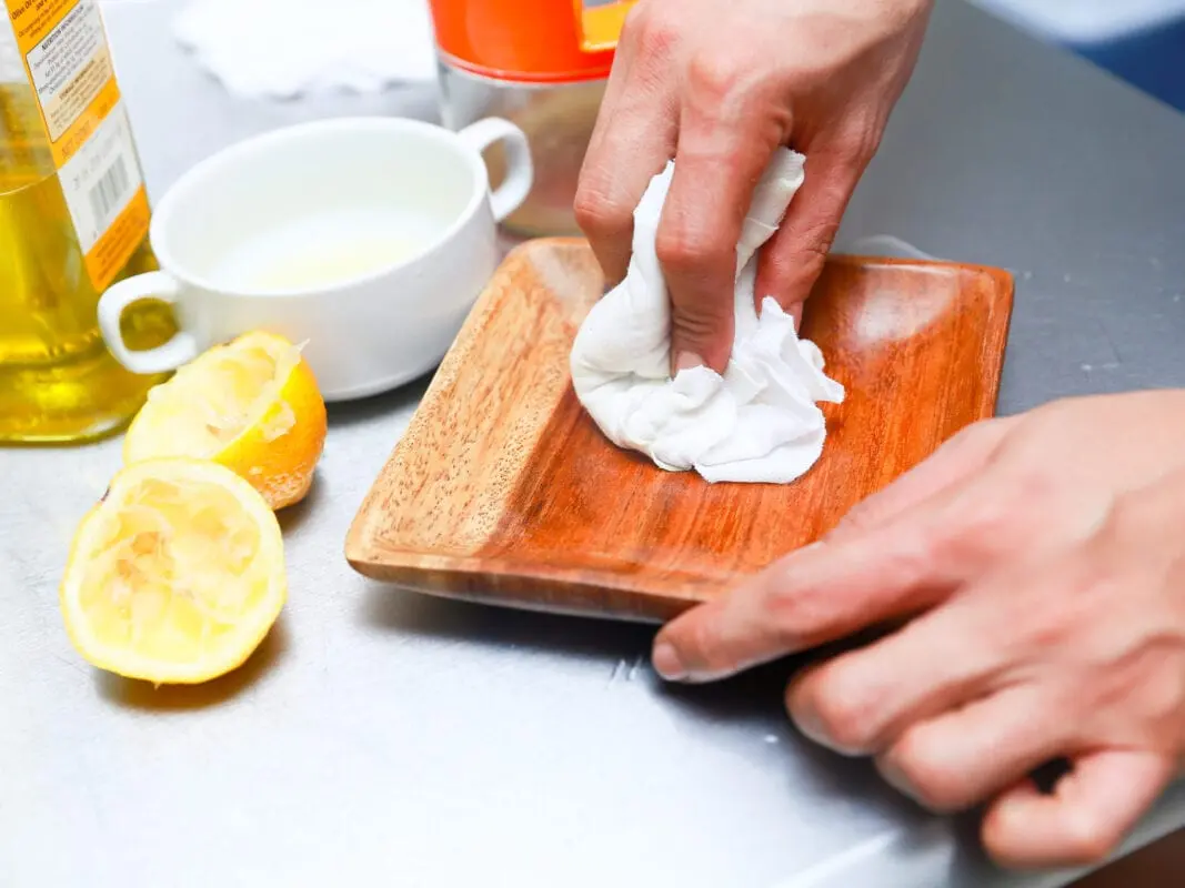 How to clean a wooden chopping board