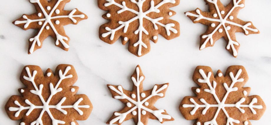 How to decorate gingerbread snowflakes (video)