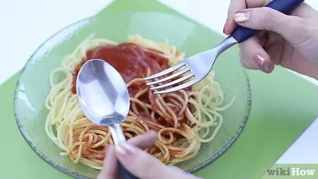 How to eat long pasta