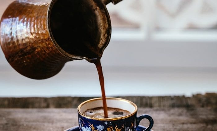 Wie man zu Hause türkischen Kaffee macht