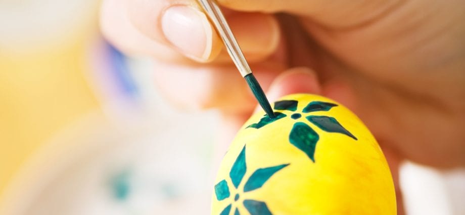 Hur man målar ägg med naturliga färgämnen (video)