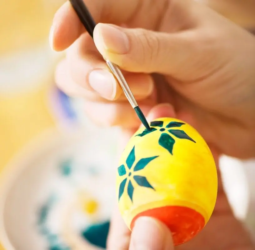 How to paint eggs with natural dyes (video)