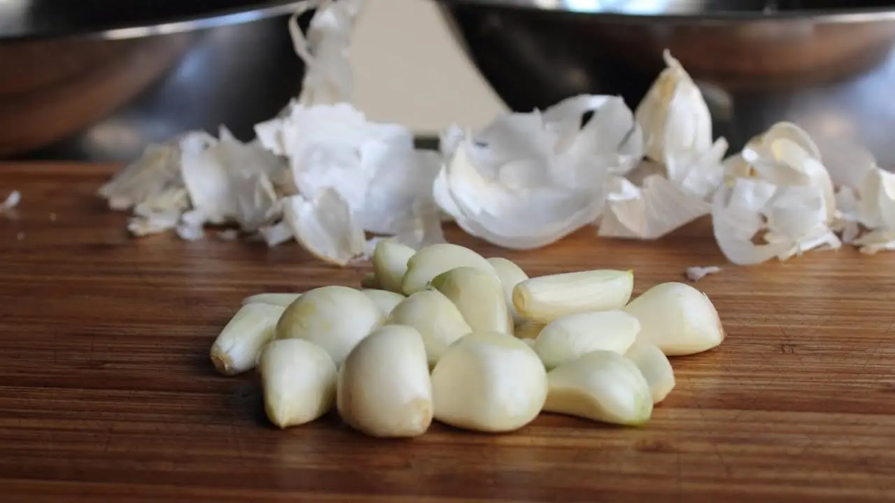 How to quickly peel garlic