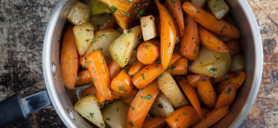 Kohlrabi recipe stewed with carrots. Calorie, chemical composition and nutritional value.