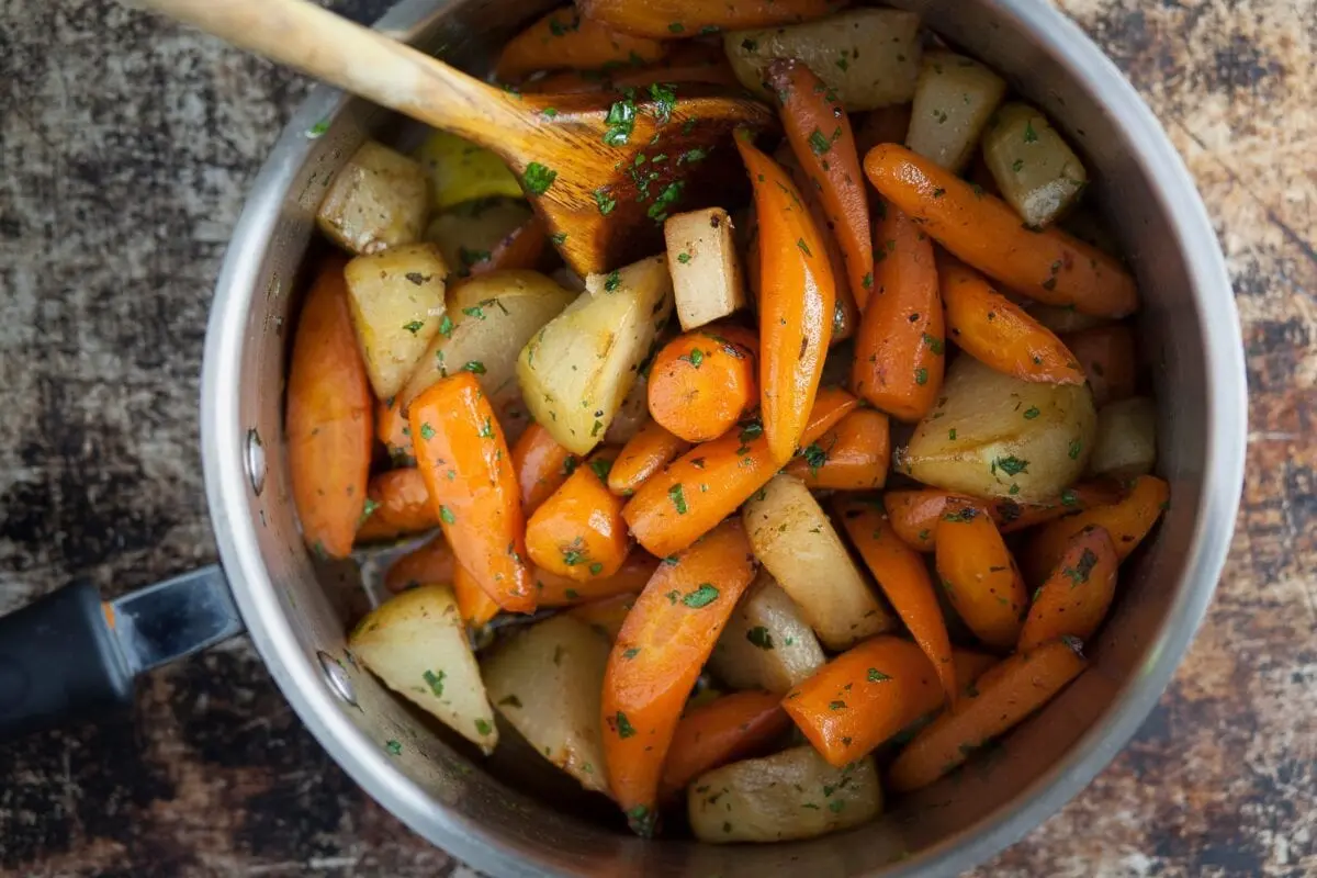 Kohlrabi recipe stewed with carrots. Calorie, chemical composition and nutritional value.