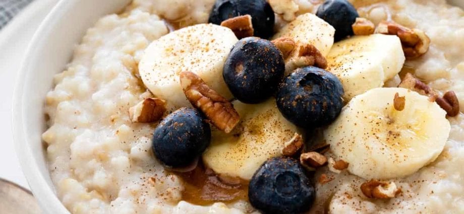 ဆားမရှိဘဲရေတွင်ချက်ပြုတ်အရည် oatmeal