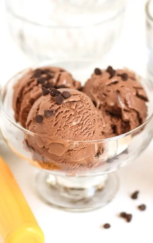 Low-fat yogurt, chocolate