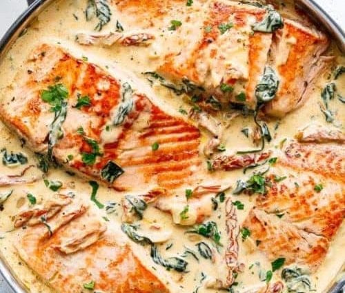 Pink salmon recipe in cream. Calorie, chemical composition and nutritional value.