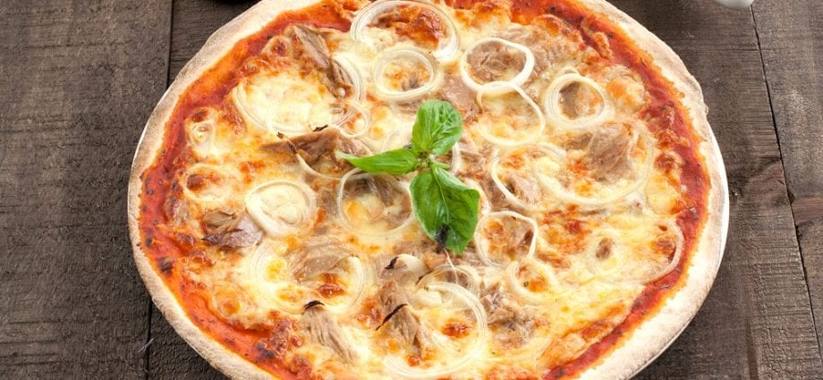 Pizza Rezept mat Ënnen a Kéis. Kalorie, chemesch Zesummesetzung an Nahrungswäert.