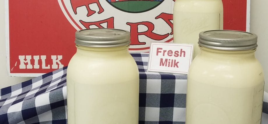 Raw cow&#8217;s milk, 3,7% fat, farm