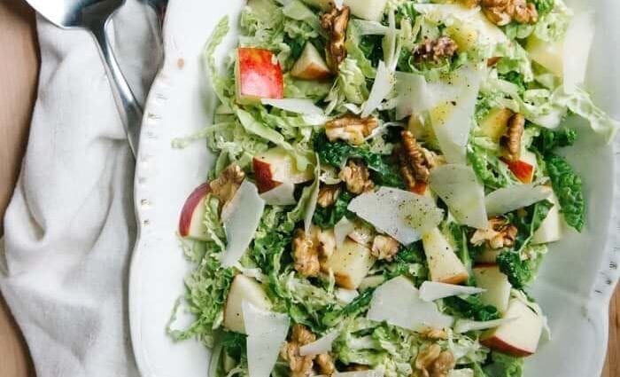 Recepte Kāpostu salāti ar āboliem. Kalorijas, ķīmiskais sastāvs un uzturvērtība.