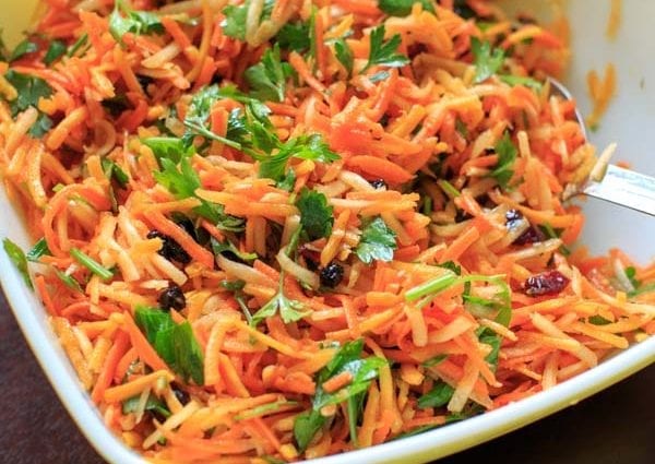 Receta Ensalada de zanahoria con orejones, tomates y manzanas. Calorías, composición química y valor nutricional.