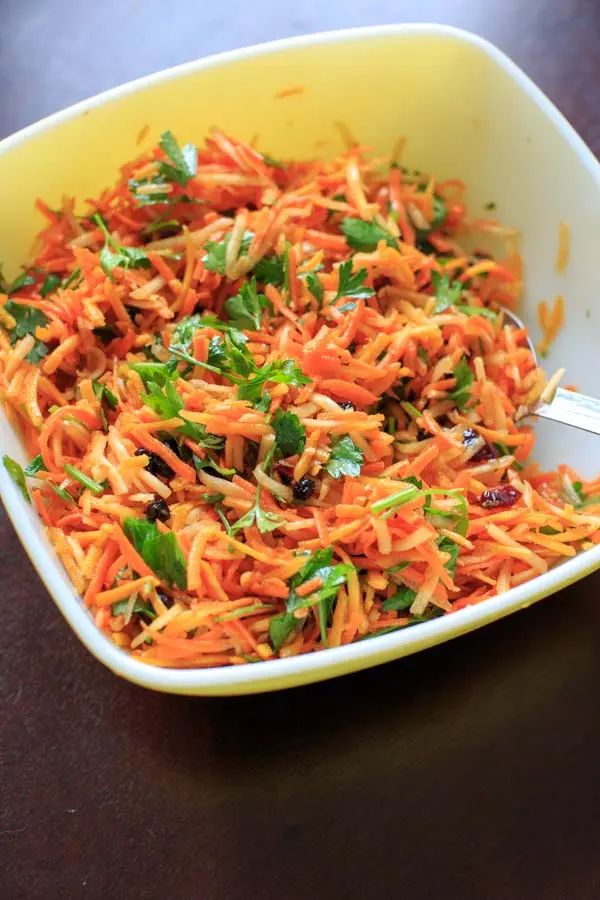 Recipe Carrot salad with dried apricots, tomatoes and apples. Calorie, chemical composition and nutritional value.