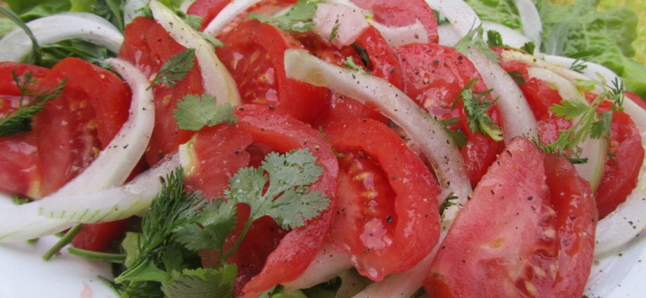 Rezept Chilenesch Tomatenzalot. Kalorie, chemesch Zesummesetzung an Nahrungswäert.