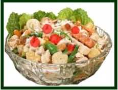 食谱鸡尾酒沙拉配鸡肉和水果。 热量，化学成分和营养价值。