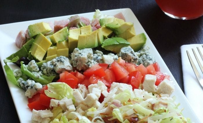 Recept koktél saláta sonkával és sajttal. Kalória, kémiai összetétel és tápérték.