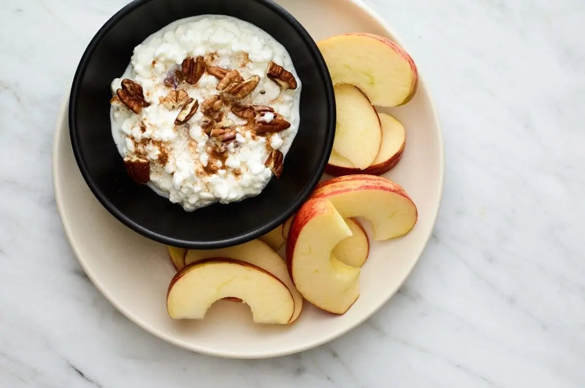 Cottage cheese with apples