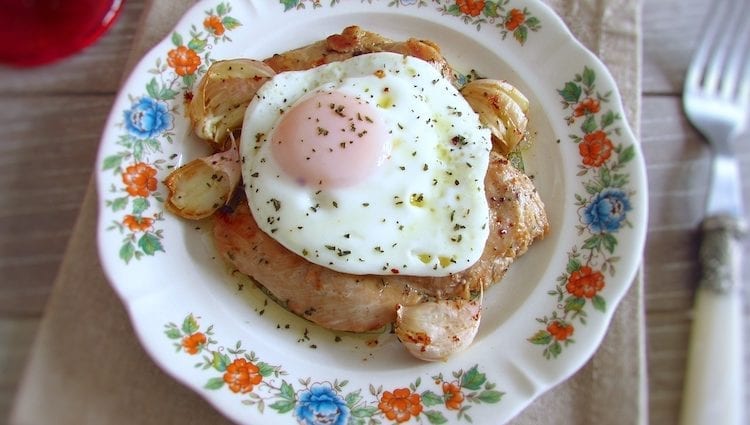 Recipe Fried eggs with chicken and mushrooms. Calorie, chemical composition and nutritional value.