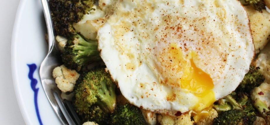 Recipe Fried eggs with vegetables or mushrooms. Calorie, chemical composition and nutritional value.