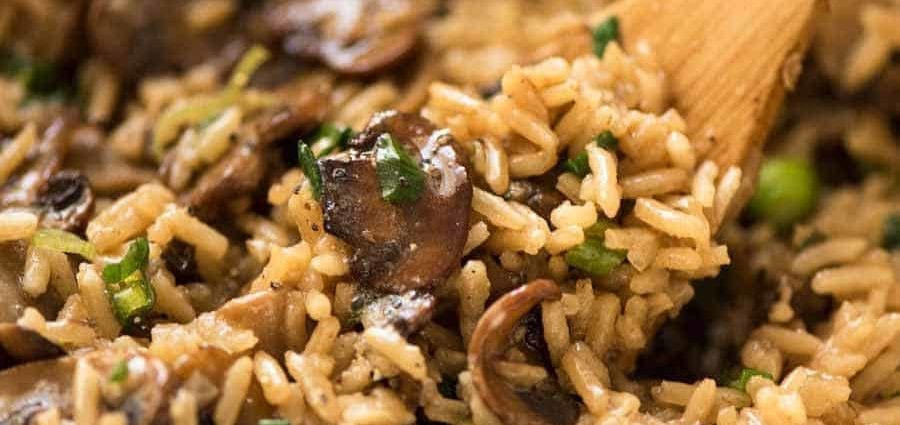레시피 버섯을 곁들인 다진 쌀. 칼로리, 화학 성분 및 영양가.