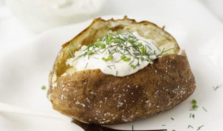 食譜土豆在酸奶油醬中烤製。 熱量，化學成分和營養價值。