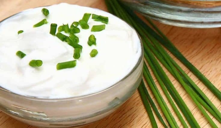 Recipe Sour cream cream le horseradish. Calorie, co-dhèanamh ceimigeach agus luach beathachaidh.