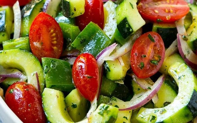 Công thức Salad cà chua và dưa chuột. Lượng calo, thành phần hóa học và giá trị dinh dưỡng.