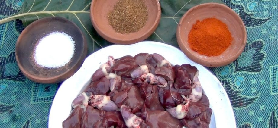 食谱乡村风格的肝脏（用鸡蛋烤的肝是塔塔尔族的国菜）。 热量，化学成分和营养价值。