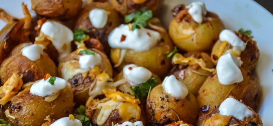 Recipe Young potatoes in sour cream. Calorie, chemical composition and nutritional value.
