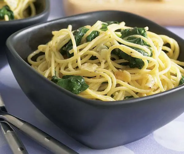 Spaghetti with spinach, cooked