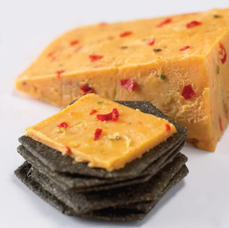 Spicy cheddar cheese, cut into slices, mdzh 53% dry in-ve