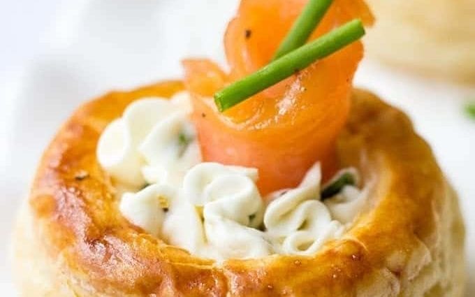 Volovana&#8217;s recipe with salmon or caviar. Calorie, chemical composition and nutritional value.