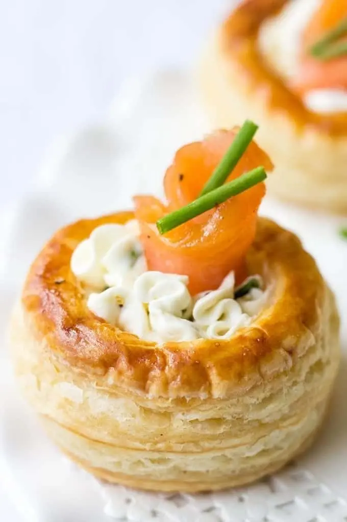 Volovana&#8217;s recipe with salmon or caviar. Calorie, chemical composition and nutritional value.