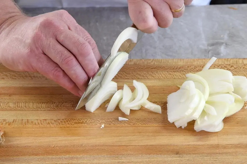 We cut onions quickly and without tears: a life hack from Gordon Ramsay