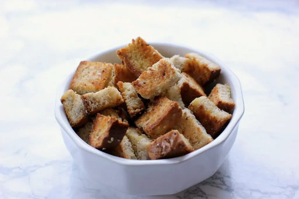 Wheat bread croutons recipe (1st option). Calorie, chemical composition and nutritional value.