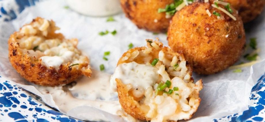 Arancini with cheese and shrimps (video recipe)