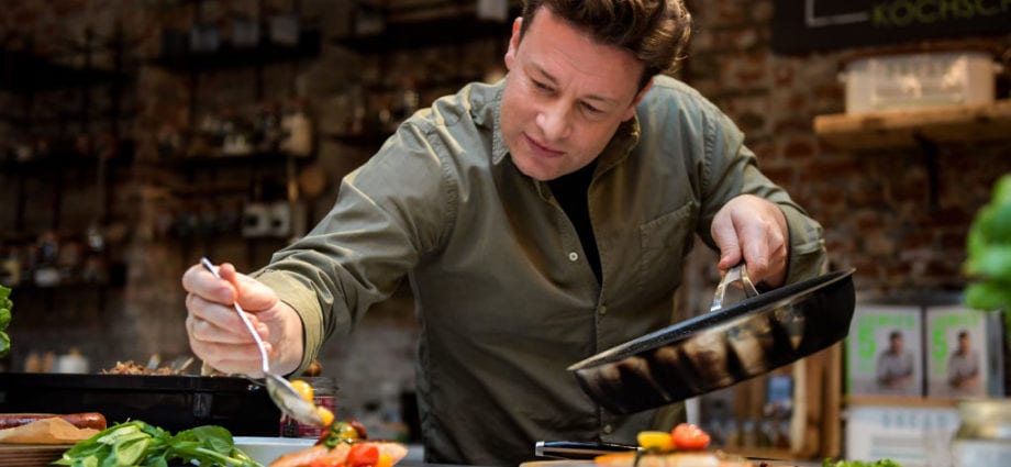Đầu bếp người Anh Jamie Oliver phá sản