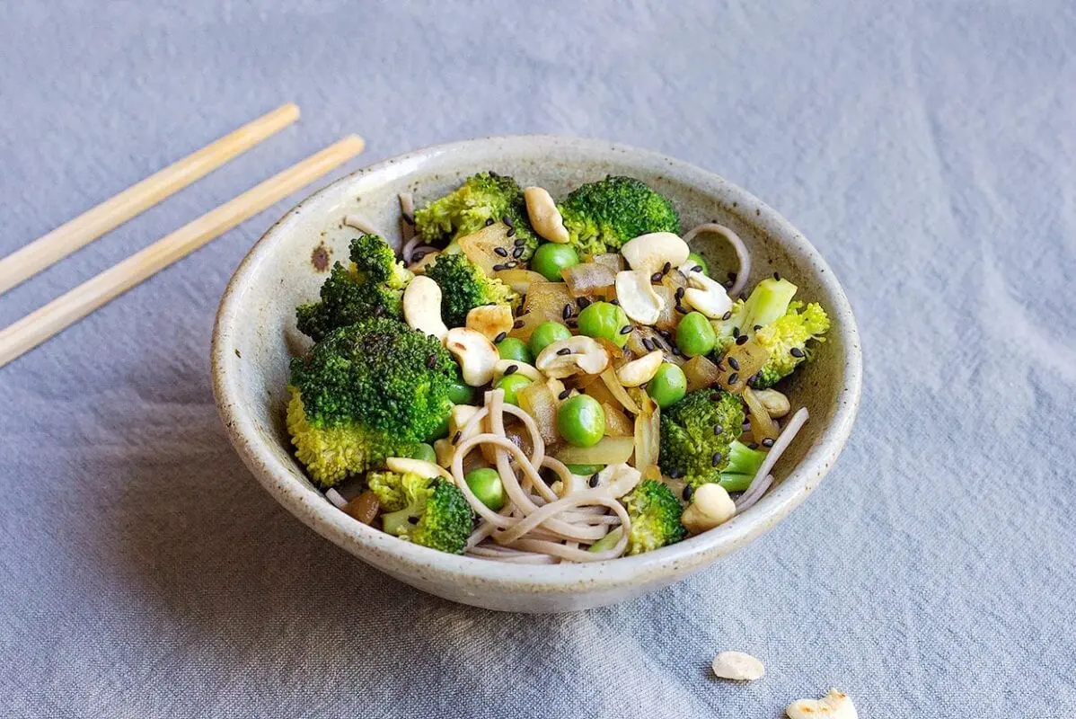 Buckwheat noodles with broccoli and herbs in a spicy broth &#8211; to maintain the balance of potassium and sodium