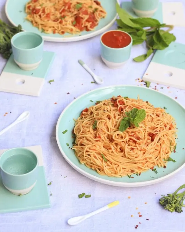 Dinner in 15 minutes: spaghetti with vegetables and cheese