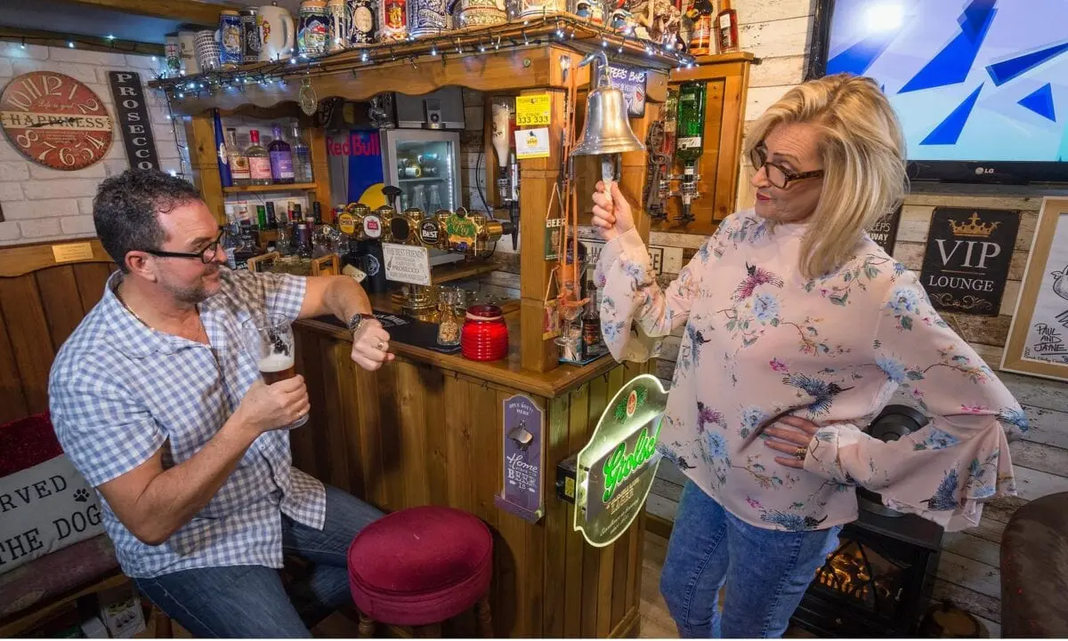 Dog kennel: wife built a pub for her husband near the house
