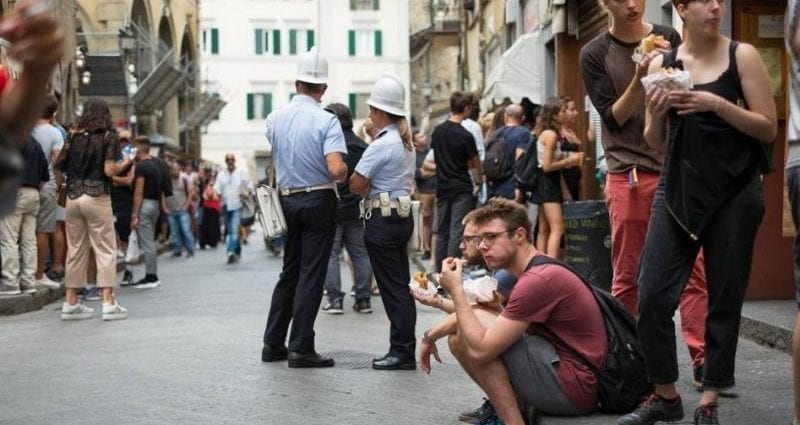 Florence a interzis să mănânce pe străzi