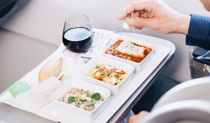 Jedzenie w samolotach: historia, fakty, wskazówki