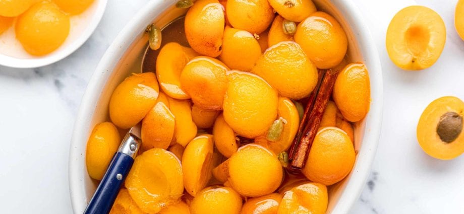 How long to cook apricot compote?
