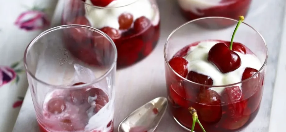 How long to cook cherry and raspberry compote