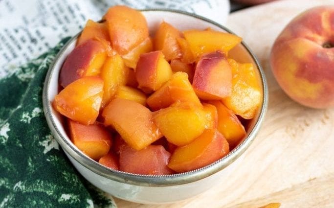 Скільки варити компот з персиків?