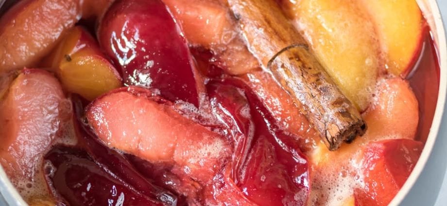 How long to cook plum compote?
