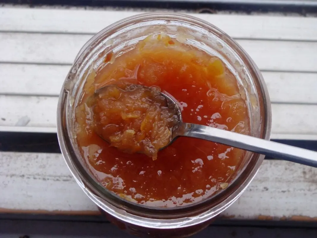 How long to cook quince jam with nuts?