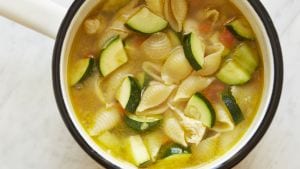 Berapa lama untuk memasak sup dengan zucchini dan ayam?