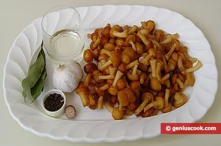 How many honey mushrooms are pickled?